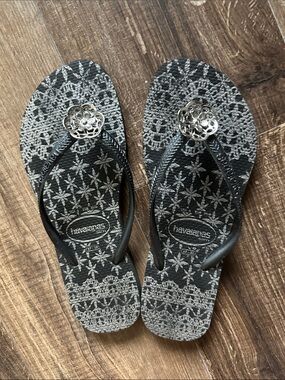 Havaianas Women's Black Lace-Print Sandals with Silver Floral Medallions
